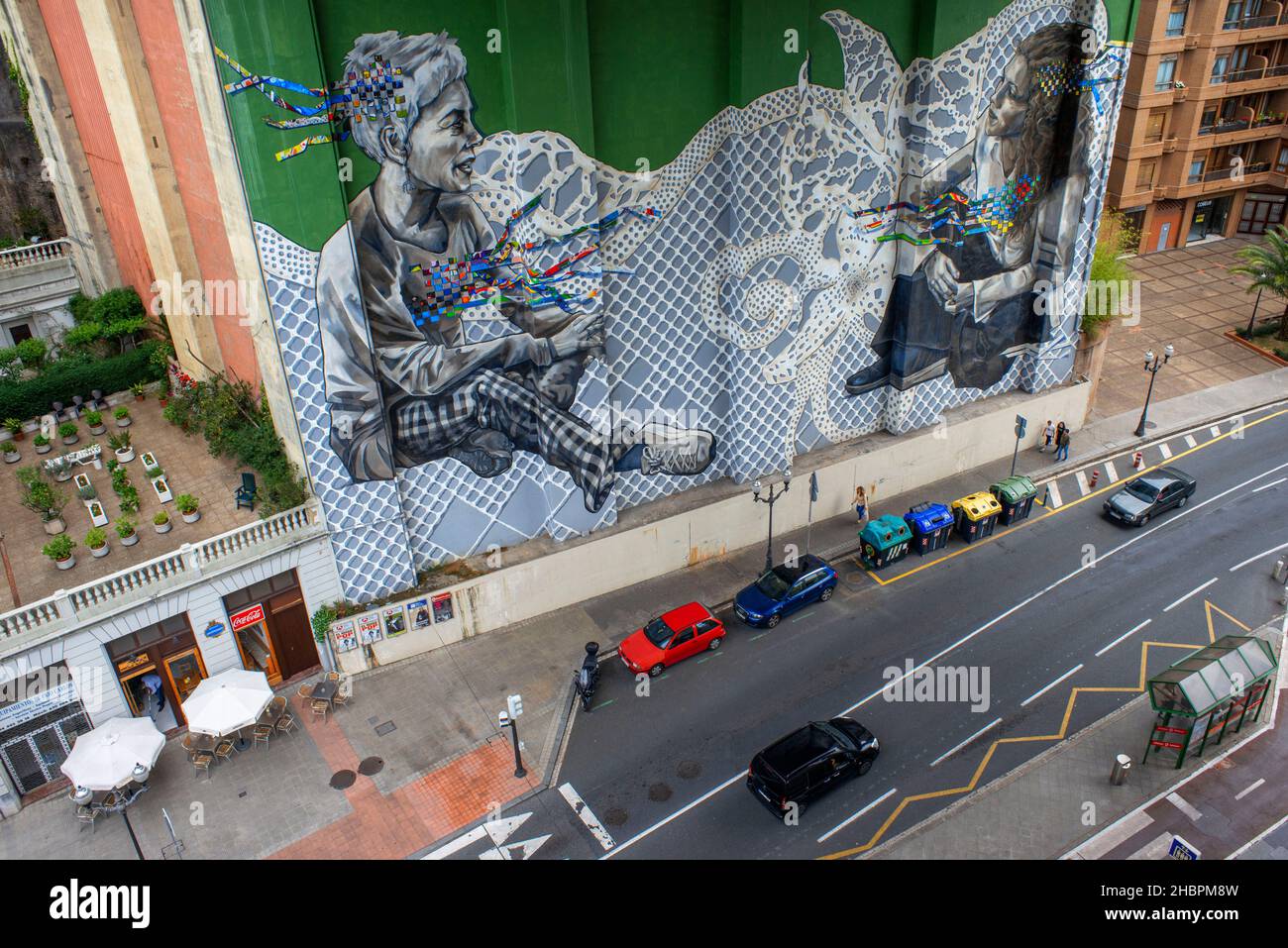 Street art mural à grande échelle sur le côté du bâtiment, Bilbao, Pays Basque, Espagne Banque D'Images