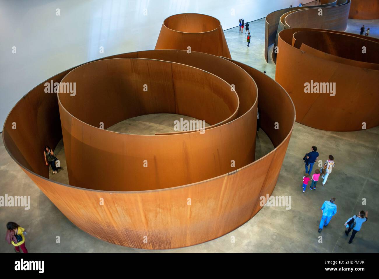 Intérieur d'une des galeries du Musée Guggenheim, Bilbao, Euskadi, pays Basque, Espagne.La materia del tiempo la question du temps de Richard Serra. Banque D'Images