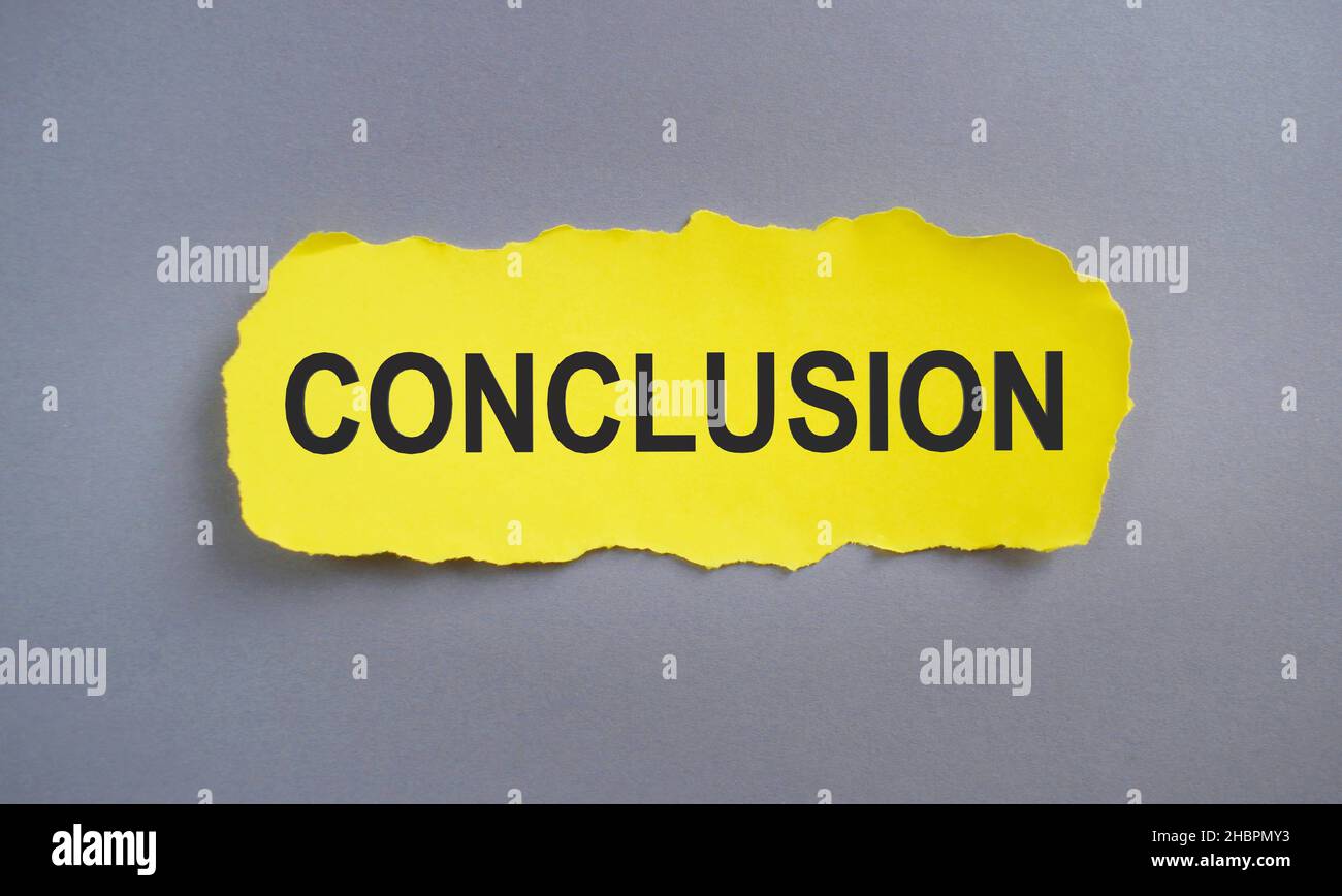 Conclusion. Texte à l'intérieur du papier déchiré jaune.Plan d'étapage avec vue de dessus. Banque D'Images
