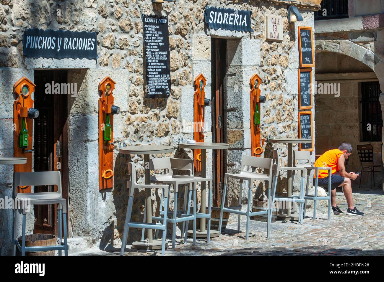 Le bar-restaurant Sidreria est situé dans le village médiéval de Santillana del Mar, en Cantabrie, en Espagne Banque D'Images