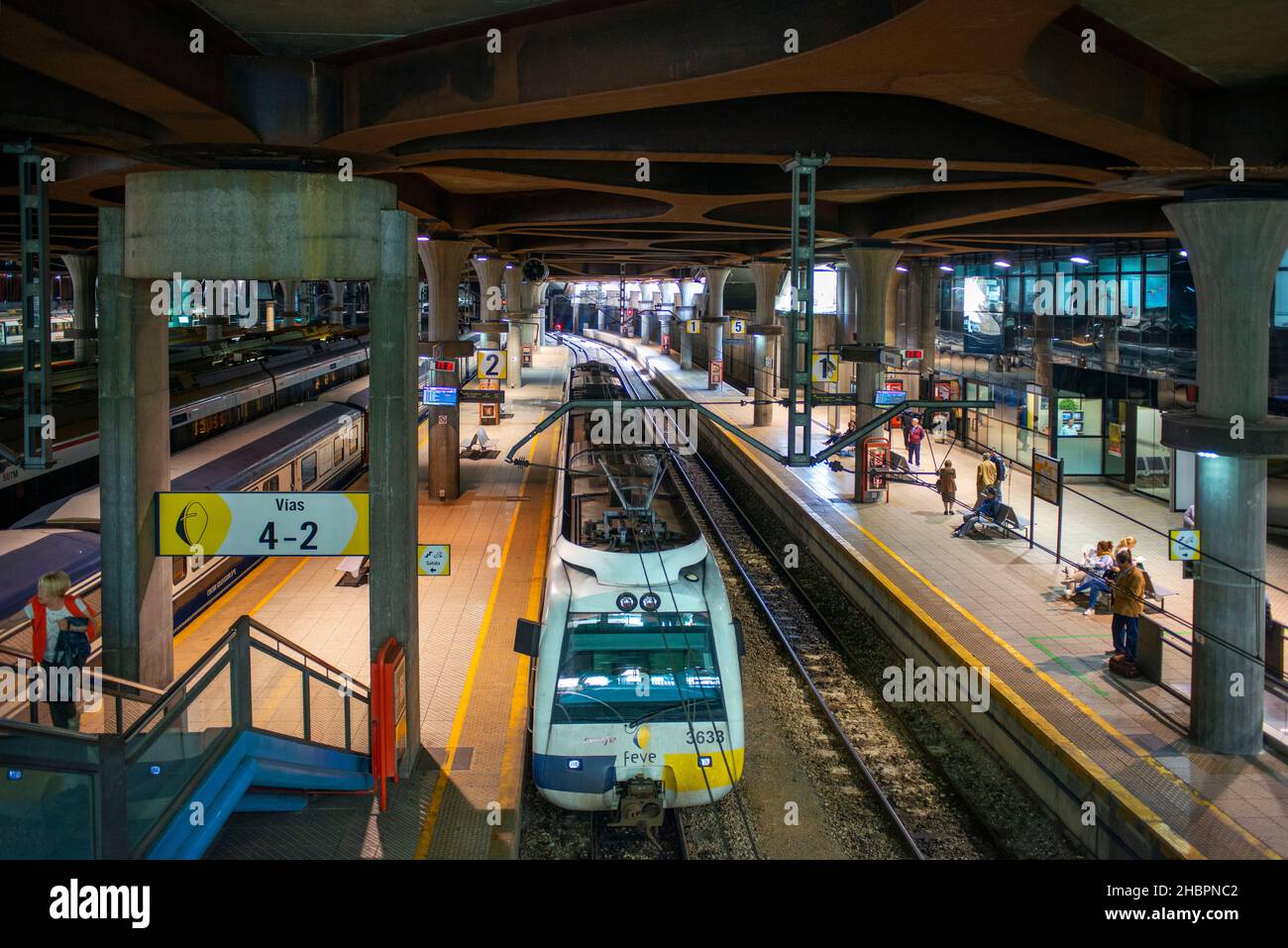 Un train feve passager arrivant à la gare ferroviaire d'Oviedo RENFE, Asturias, Espagne Banque D'Images