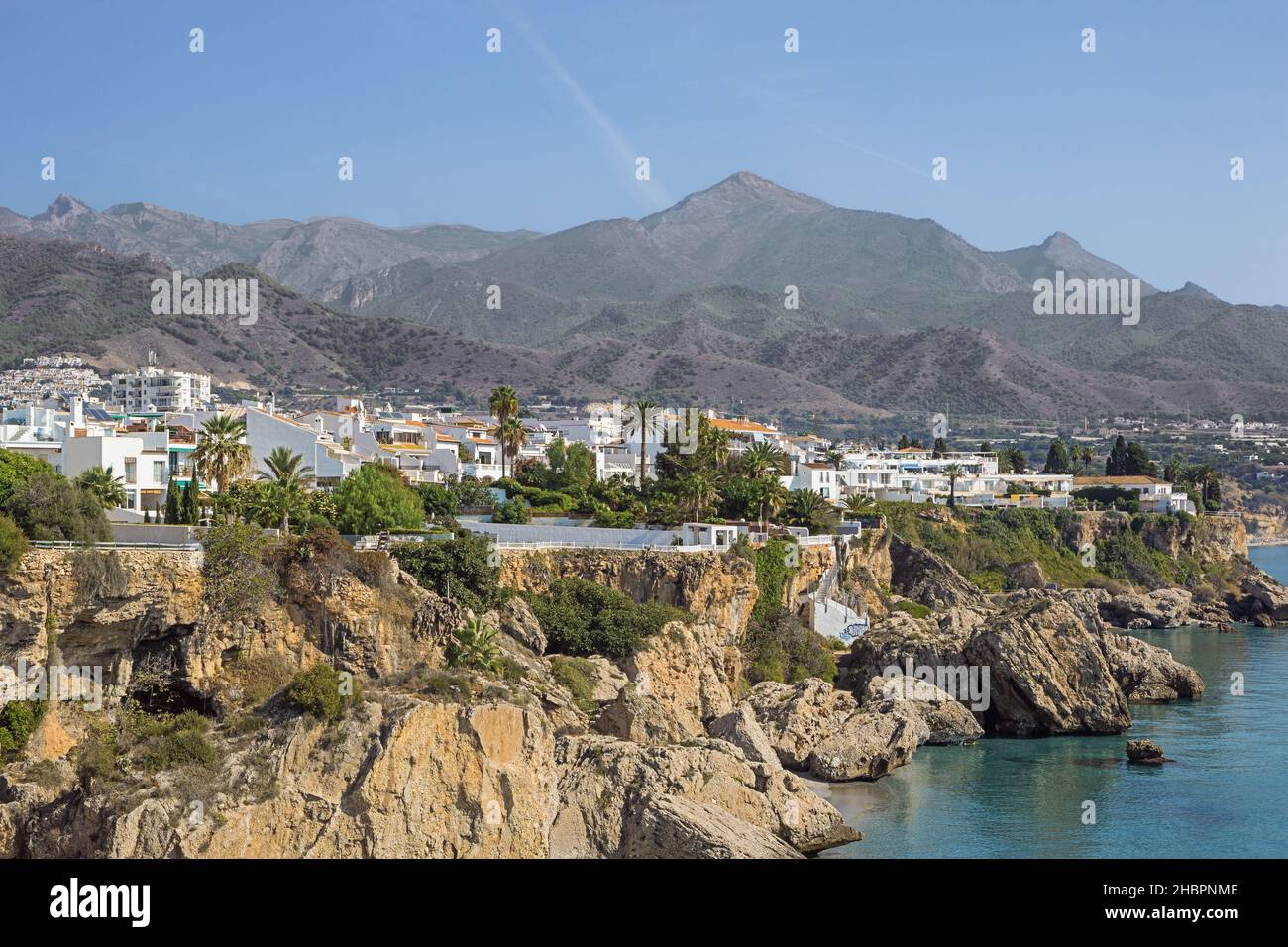 Nerja avec la Sierra Nevada en arrière-plan, vue du balcon de Europa Banque D'Images