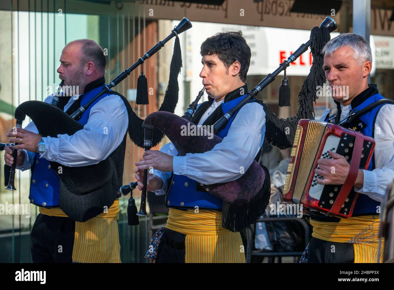 Musique traditionnelle de Galice.Gaiteiros Rio de anxo.Vieille ville, Saint-Jacques-de-Compostelle, site classé au patrimoine mondial de l'UNESCO, Galice, Espagne.Les cornemuses sont un véritable woo Banque D'Images