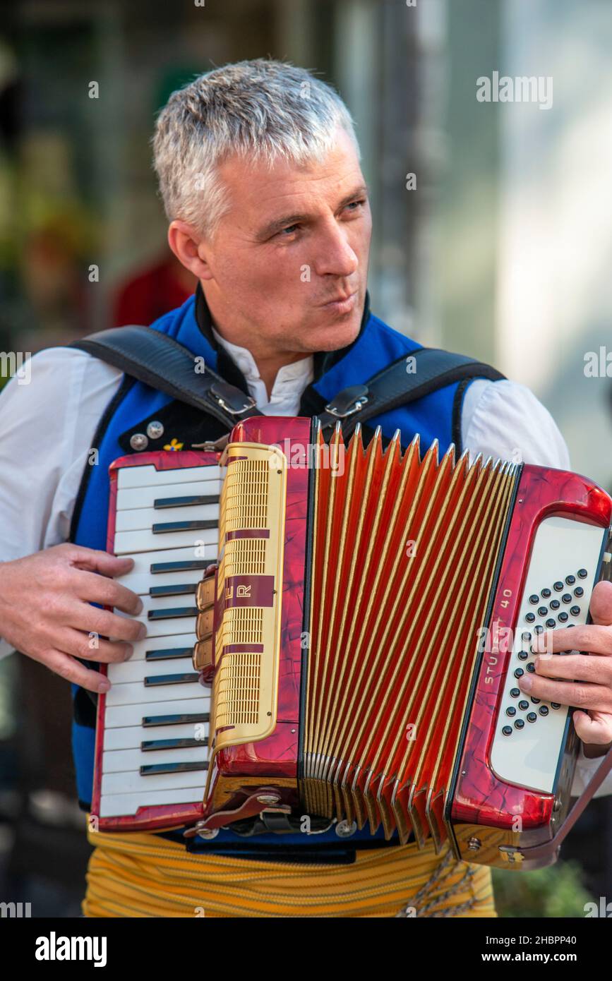 Musique traditionnelle de Galice.Gaiteiros Rio de anxo.Vieille ville, Saint-Jacques-de-Compostelle, site classé au patrimoine mondial de l'UNESCO, Galice, Espagne.Les cornemuses sont un véritable woo Banque D'Images