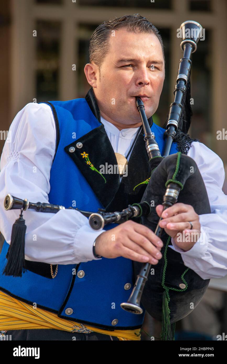 Musique traditionnelle de Galice.Gaiteiros Rio de anxo.Vieille ville, Saint-Jacques-de-Compostelle, site classé au patrimoine mondial de l'UNESCO, Galice, Espagne.Les cornemuses sont un véritable woo Banque D'Images