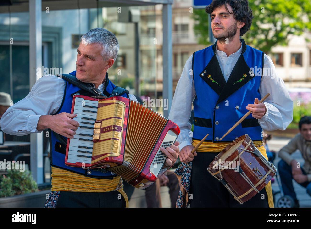 Musique traditionnelle de Galice.Gaiteiros Rio de anxo.Vieille ville, Saint-Jacques-de-Compostelle, site classé au patrimoine mondial de l'UNESCO, Galice, Espagne.Les cornemuses sont un véritable woo Banque D'Images