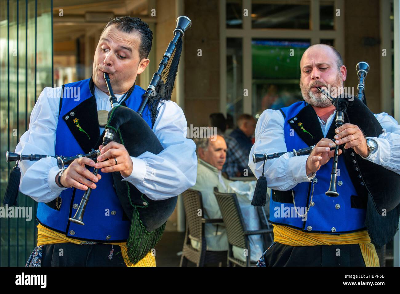 Musique traditionnelle de Galice.Gaiteiros Rio de anxo.Vieille ville, Saint-Jacques-de-Compostelle, site classé au patrimoine mondial de l'UNESCO, Galice, Espagne.Les cornemuses sont un véritable woo Banque D'Images
