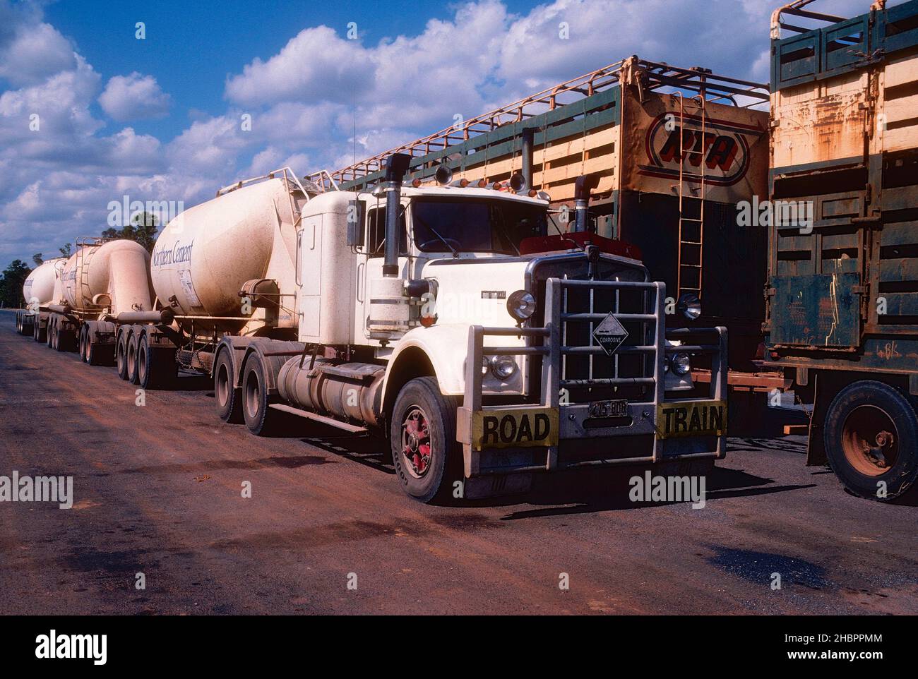 Road train truck Banque de photographies et d’images à haute résolution ...