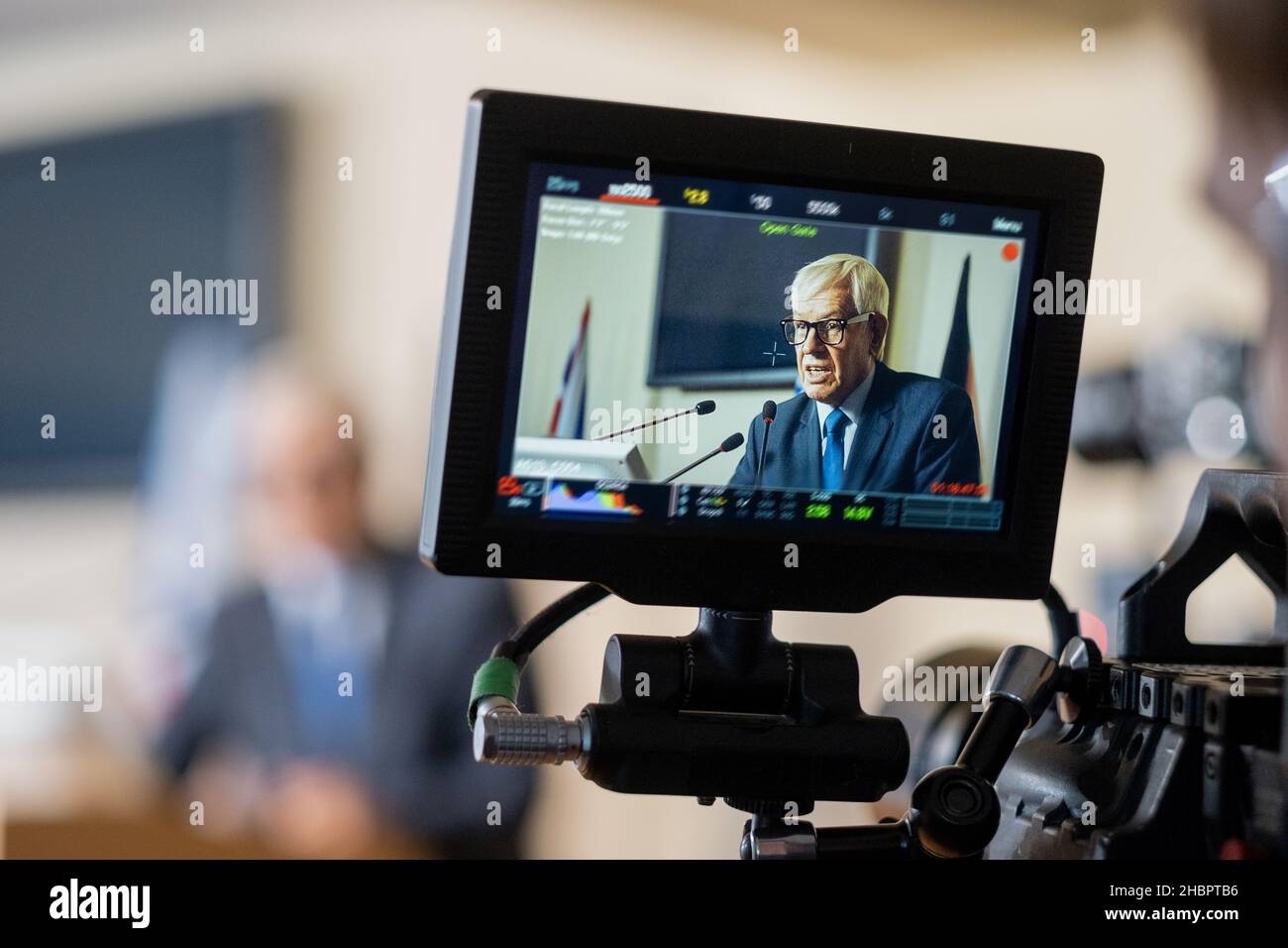 Affichage de la caméra avec un délégué de sexe masculin âgé qui fait un rapport lors d'une conférence politique ou d'un autre événement Banque D'Images