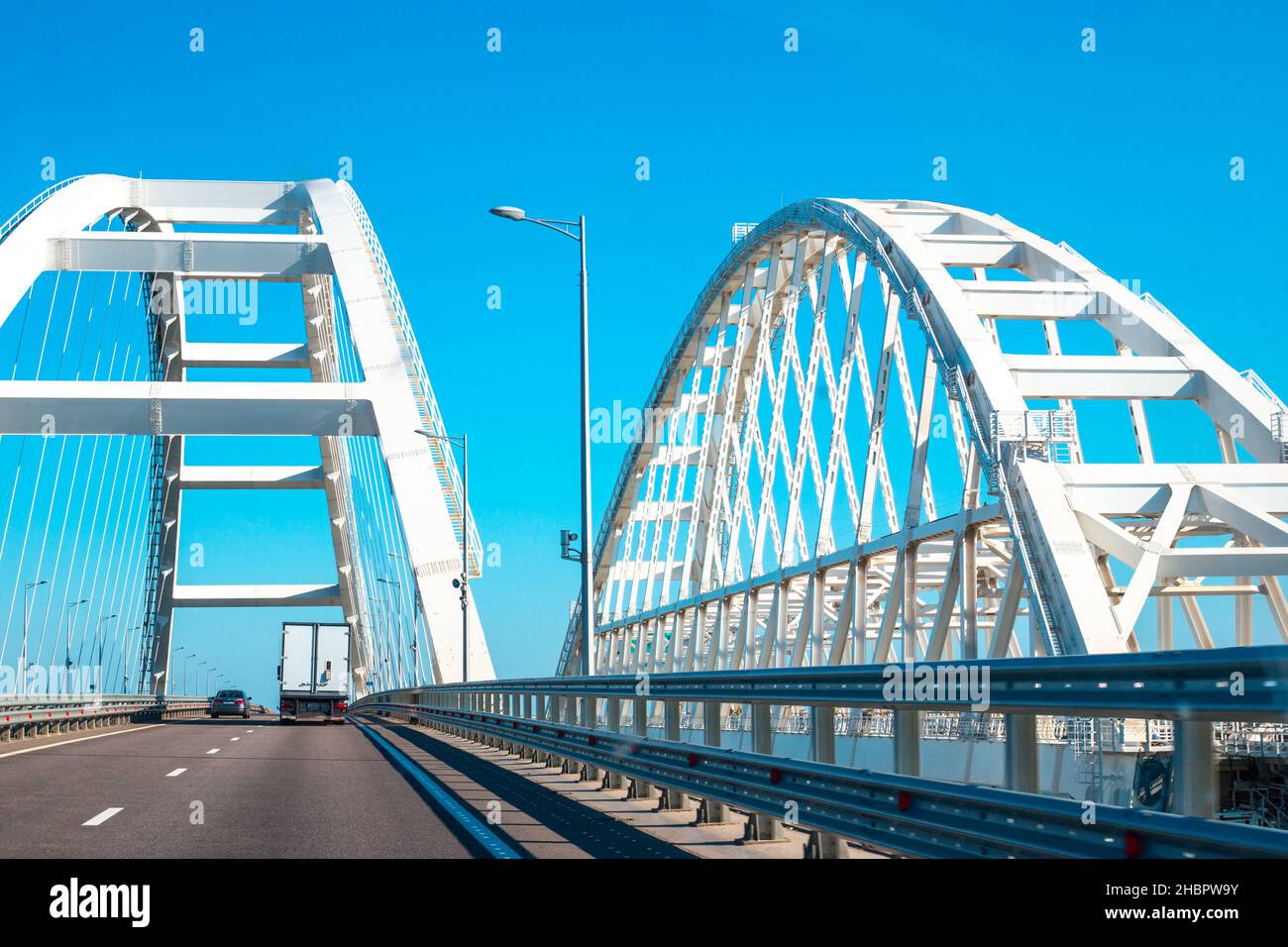 Arches blanches du pont de Crimée en Russie, promenades en transport, près du pont ferroviaire Banque D'Images