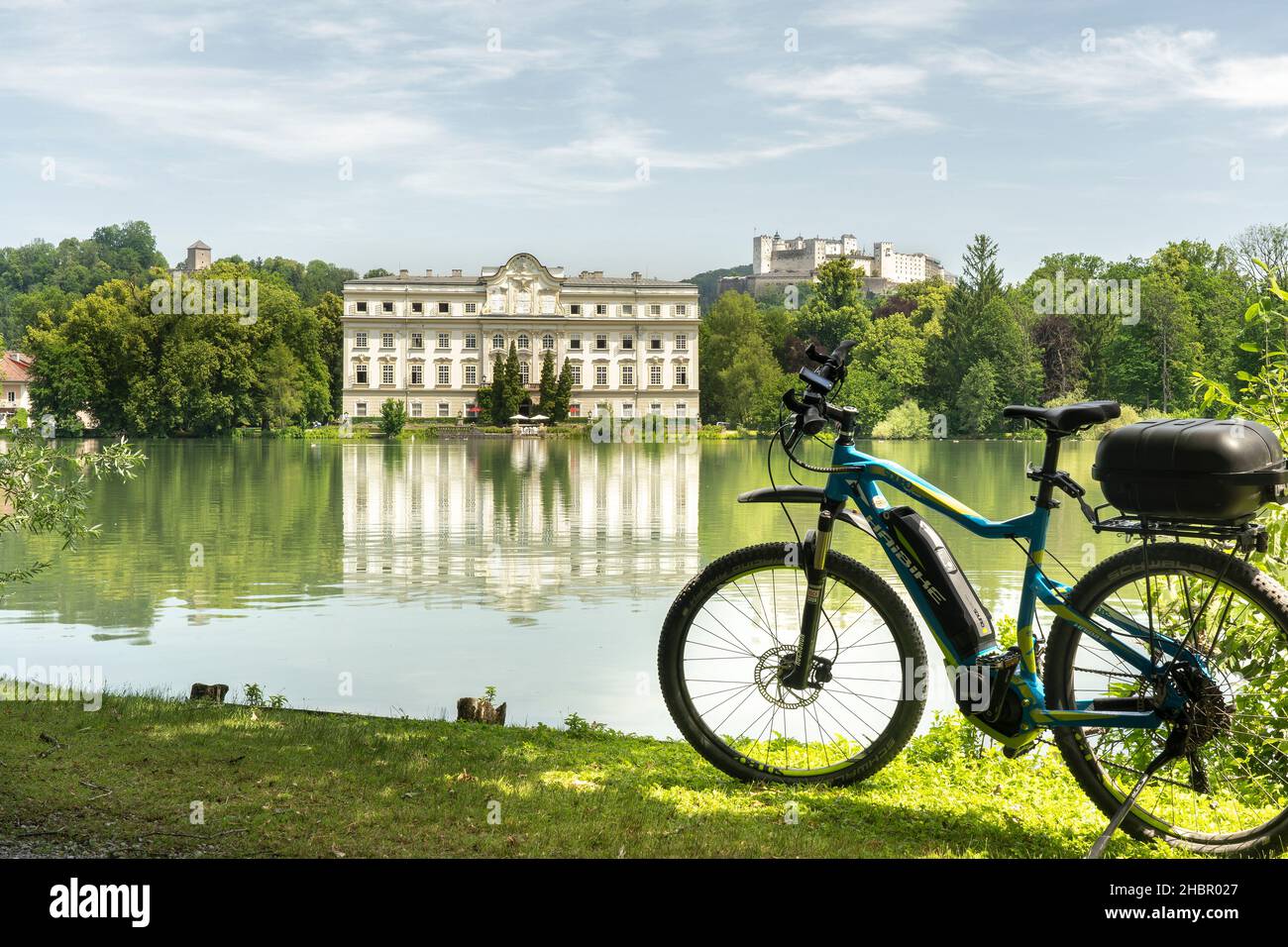 Schloss Leopoldskron am Leopoldskroner Weiher mit der Festung Hohensalzburg im hintergrund, Salzbourg, Österreich Banque D'Images