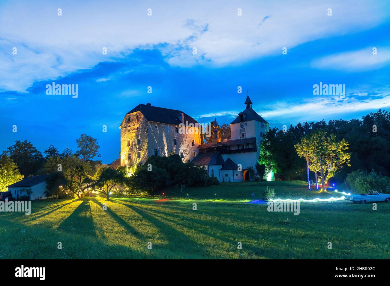 blaue Stunde über Schloss Triebenbach BEI Laufen, Berchtesgadener Land, Oberbayern zu Zeiten der Salzachfestspiele von Laufen Banque D'Images