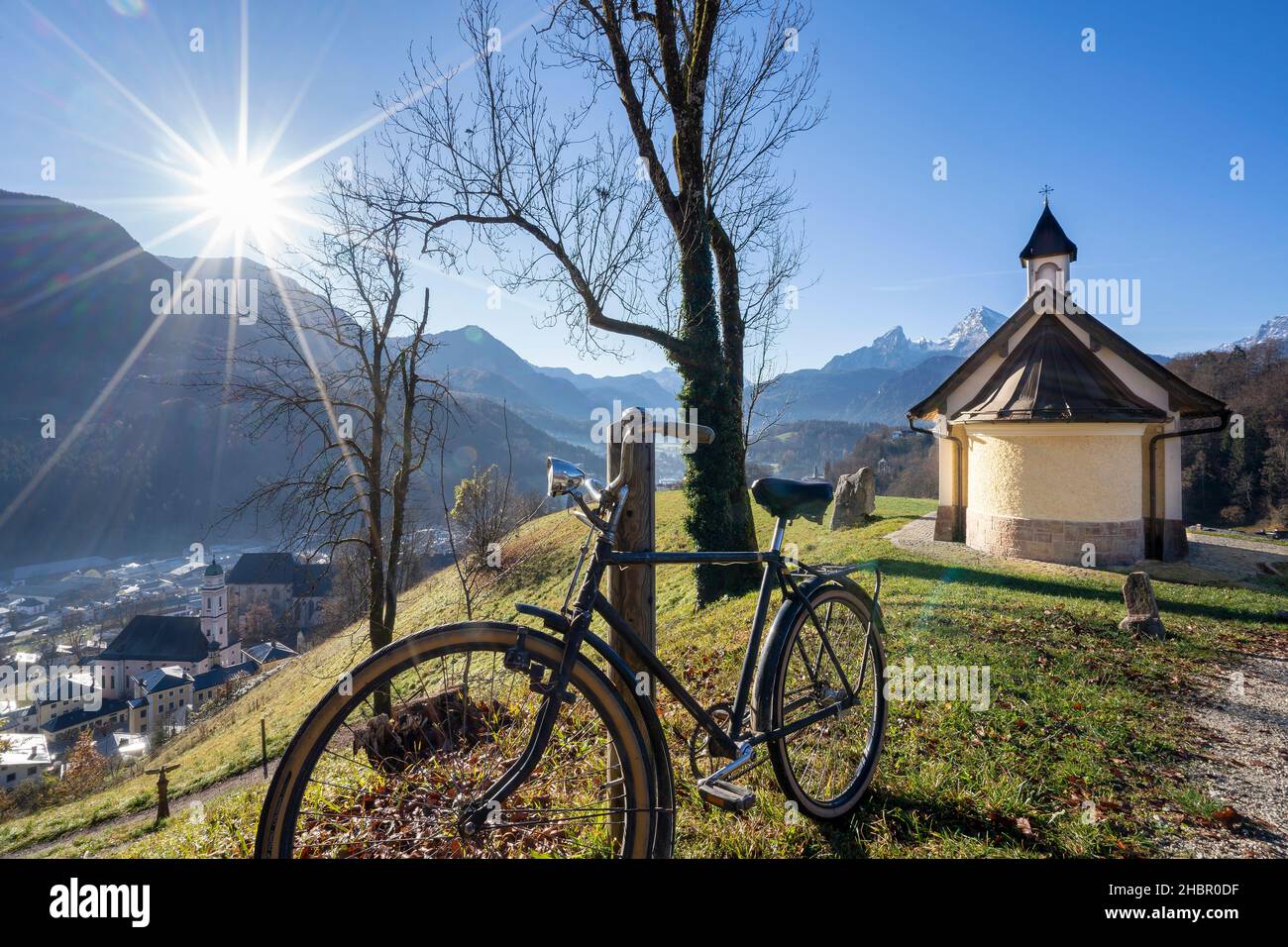 Fahrrad vor der Kirchleitn Kapelle am Mitterweinfeld hoch über Berchtesgaden mit dem maechtigen Watzmann im hintergrund im späten Spätherbst mit tief Banque D'Images