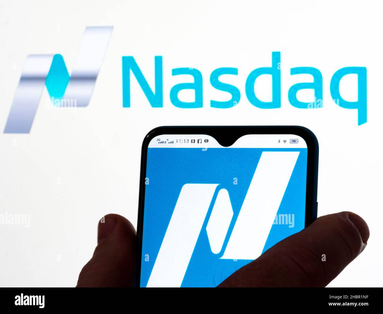 Dans cette illustration, le logo NASDAQ OMX Group, Inc. Est affiché sur un smartphone en arrière-plan. Banque D'Images