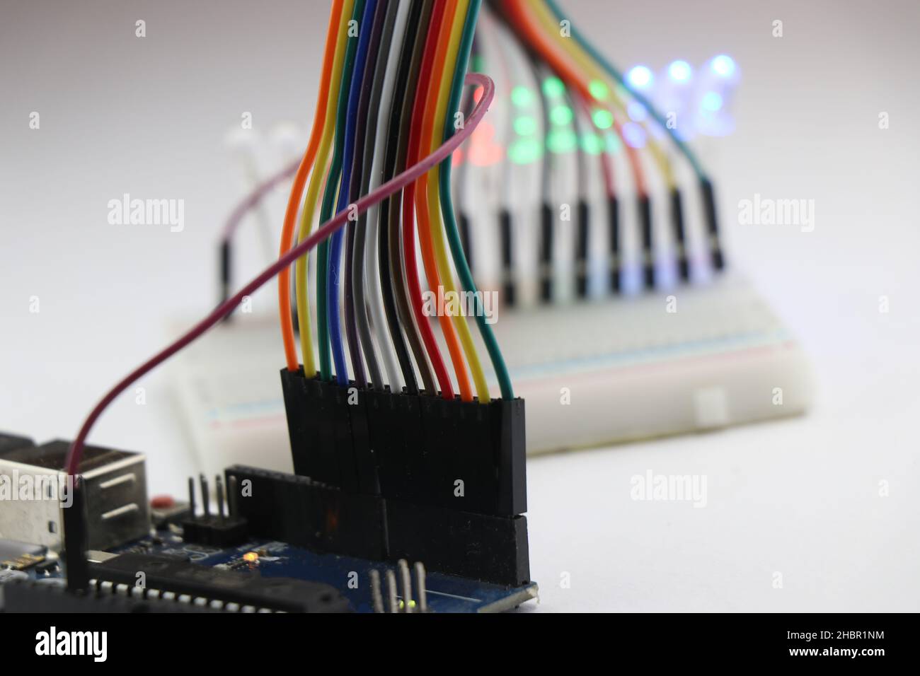 Jeu de cavaliers connectés à une carte de microcontrôleur qui complète le circuit avec une carte à puce et une LED montrant des projets électroniques de prototypage Banque D'Images