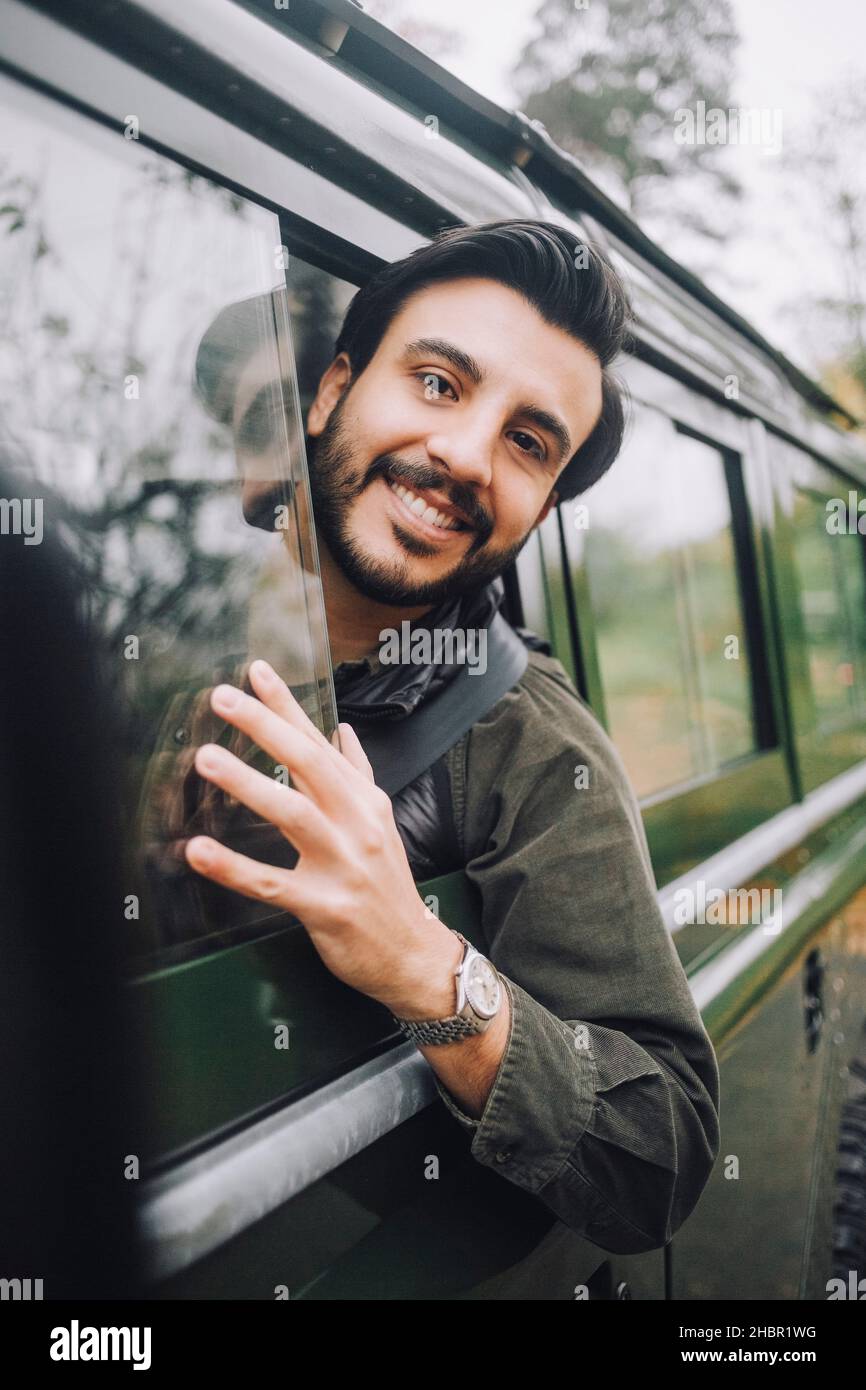 Portrait d'un homme assis dans un véhicule utilitaire sport Banque D'Images