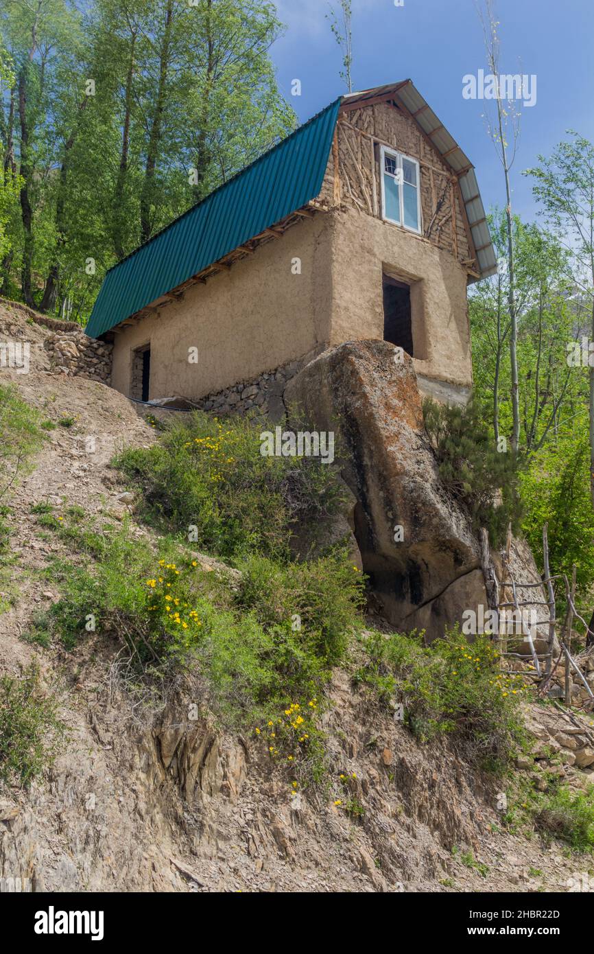 Maison sur un rocher à Marguzor Haft Kul dans les montagnes de Fann, Tadjikistan Banque D'Images