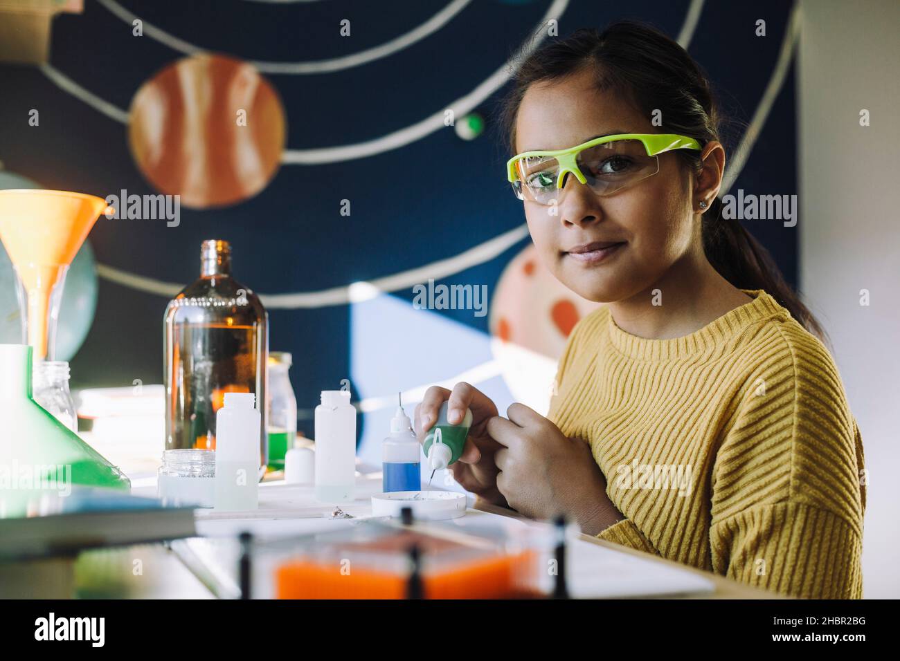 Portrait d'une étudiante de sexe féminin faisant un projet scientifique à la maison Banque D'Images