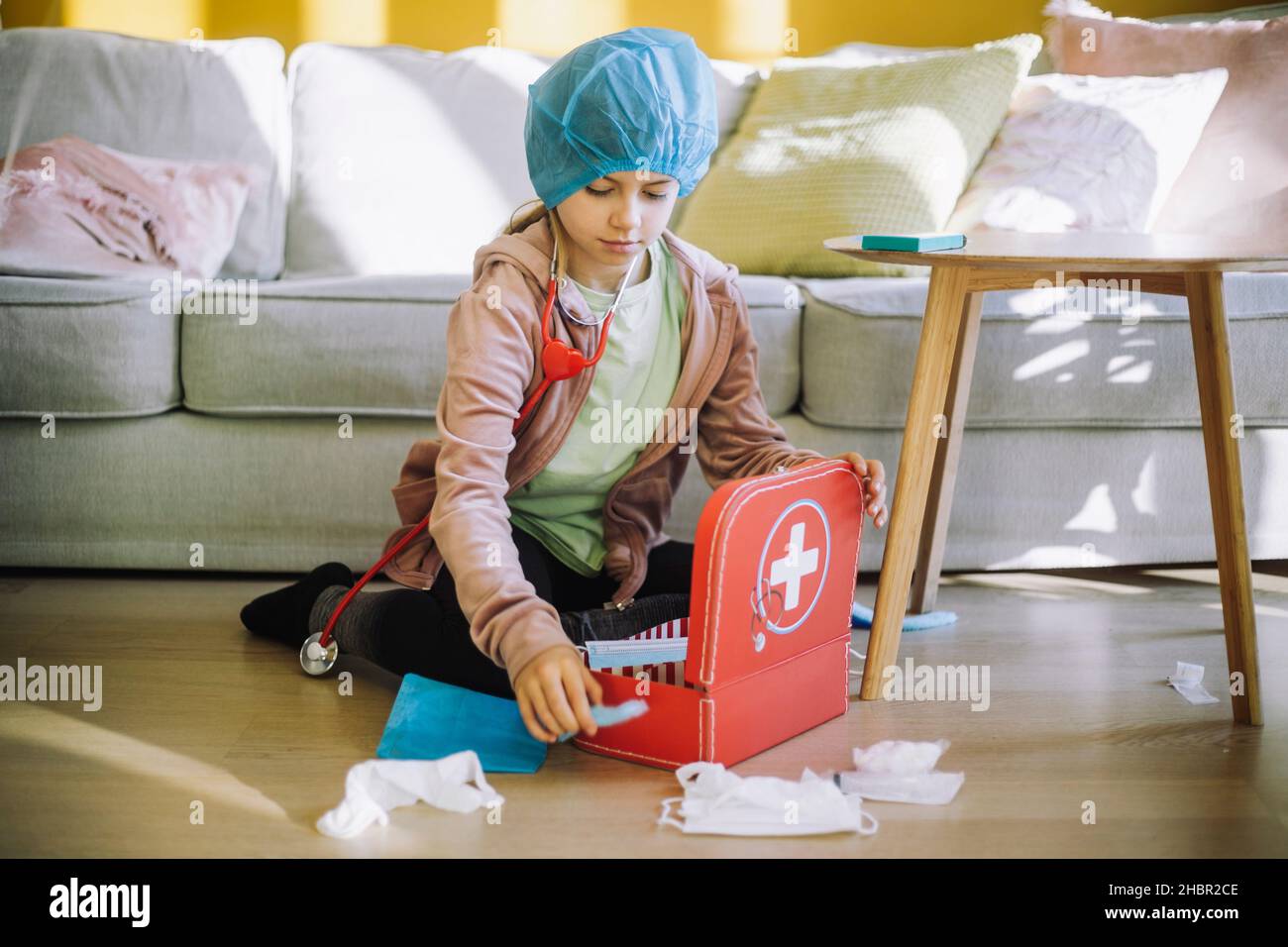 Vétérinaire féminin ciblé avec kit de premiers soins dans le salon Banque D'Images