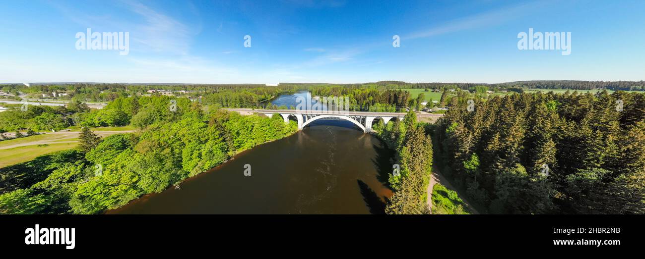 Vue aérienne panoramique d'été du pont et des eaux de la rivière Kymijoki en Finlande, Kymenlaakso, Kouvola, Koria Banque D'Images