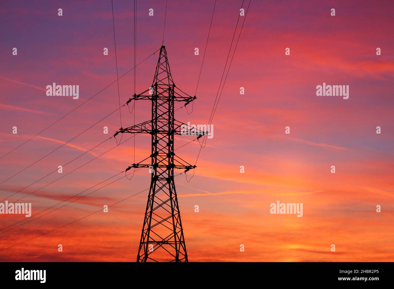 Coucher de soleil rouge flamboyant et incroyablement coloré.Vue sur les lignes électriques et les câbles au coucher du soleil Banque D'Images