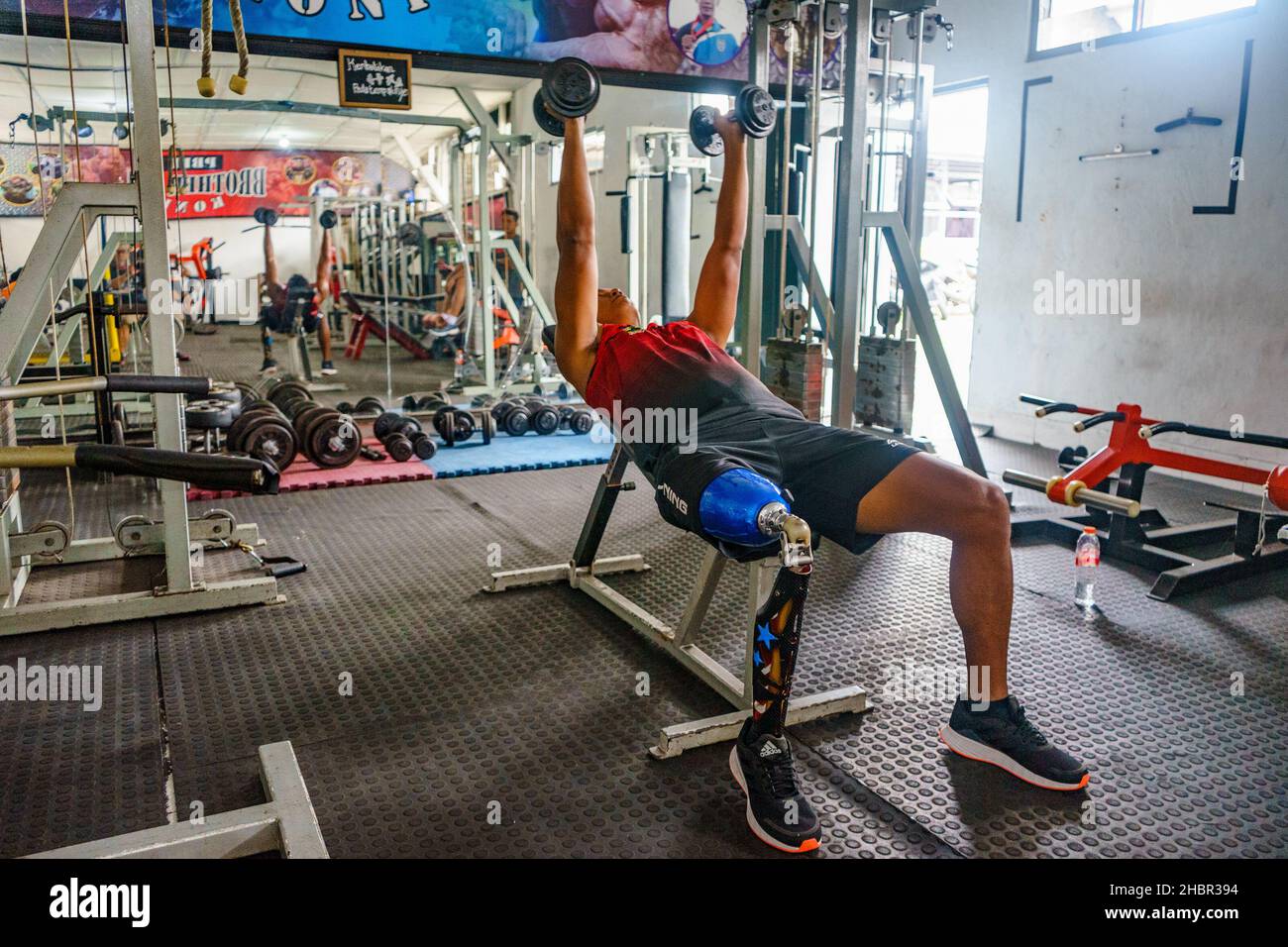 Maintenir la forme physique du corps à la salle de gym , exercice dans le levage de poids et ainsi de suite Banque D'Images