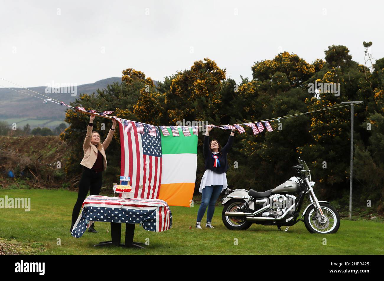 Examen de l'année 2021.Photo du dossier datée du 20/01/21, de cinq cousins du président Joe Biden, de la conseillère Andrea McKevitt (à droite) et de sa sœur Ciara, suspendus des banderoles et des drapeaux à leur domicile sur la péninsule de Cooley à Co. Louth pour marquer l'inauguration de M. Biden en en en en tant que président des États-Unis en 46th.M. Biden a des liens ancestraux avec la région de la côte est de l'Irlande ainsi qu'à Ballina, Co Mayo, sur la côte ouest.Date de publication : le mardi 21 décembre 2021. Banque D'Images