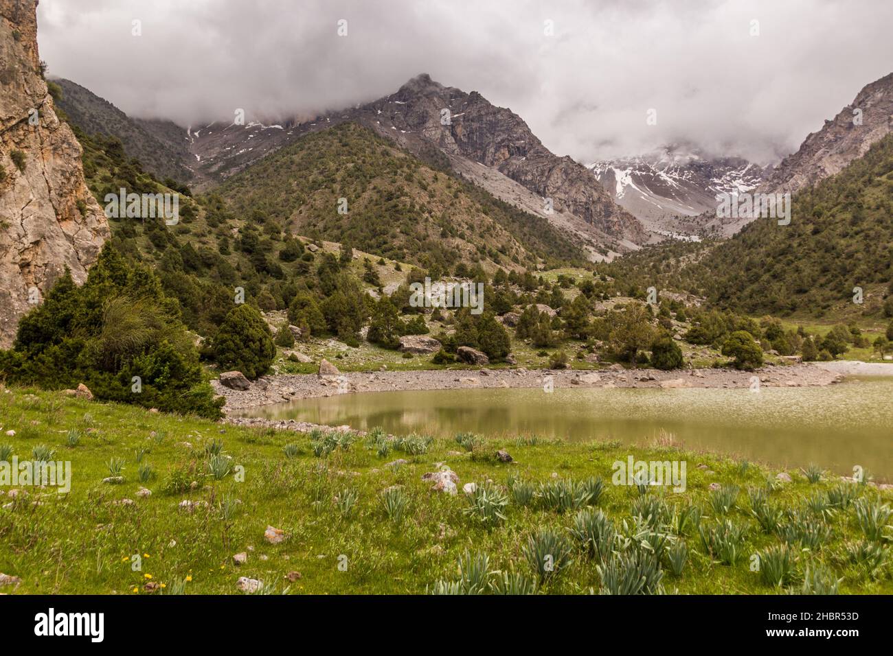 Petit lac dans les montagnes de Fann, Tadjikistan Banque D'Images