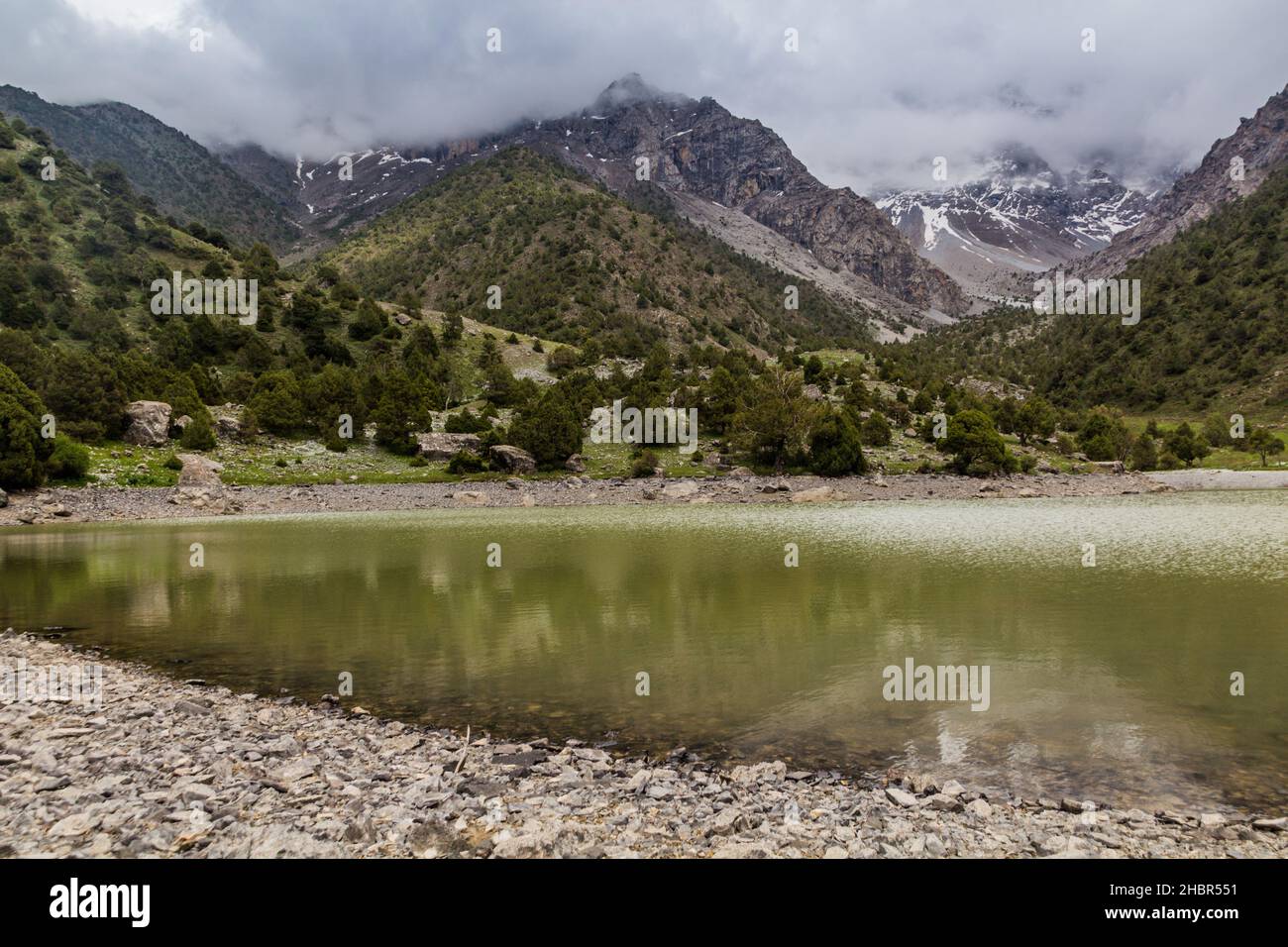 Petit lac dans les montagnes de Fann, Tadjikistan Banque D'Images