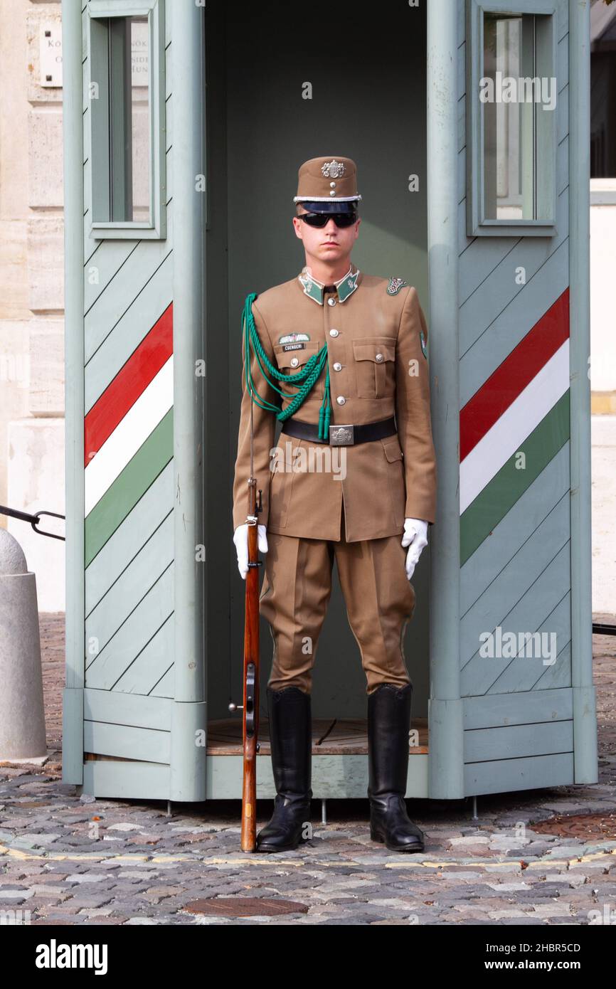 Les gardes devant le palais présidentiel Sandor Palace sur la colline du château, Budapest, Hongrie Banque D'Images