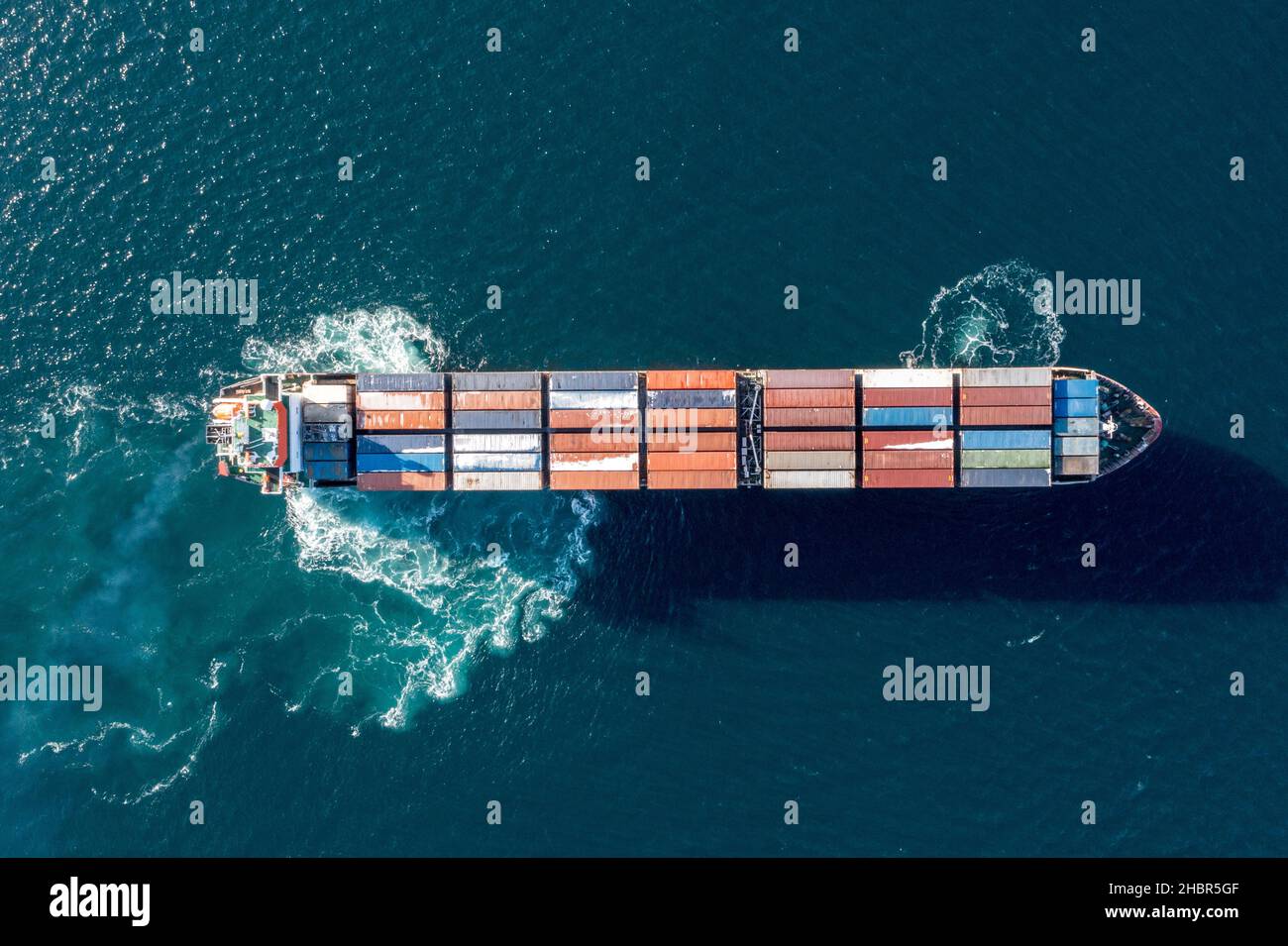 Le bateau à conteneurs de mer se déplace en mer.Autour de la mousse issue du travail de la vis.Vue du navire par le dessus. Banque D'Images