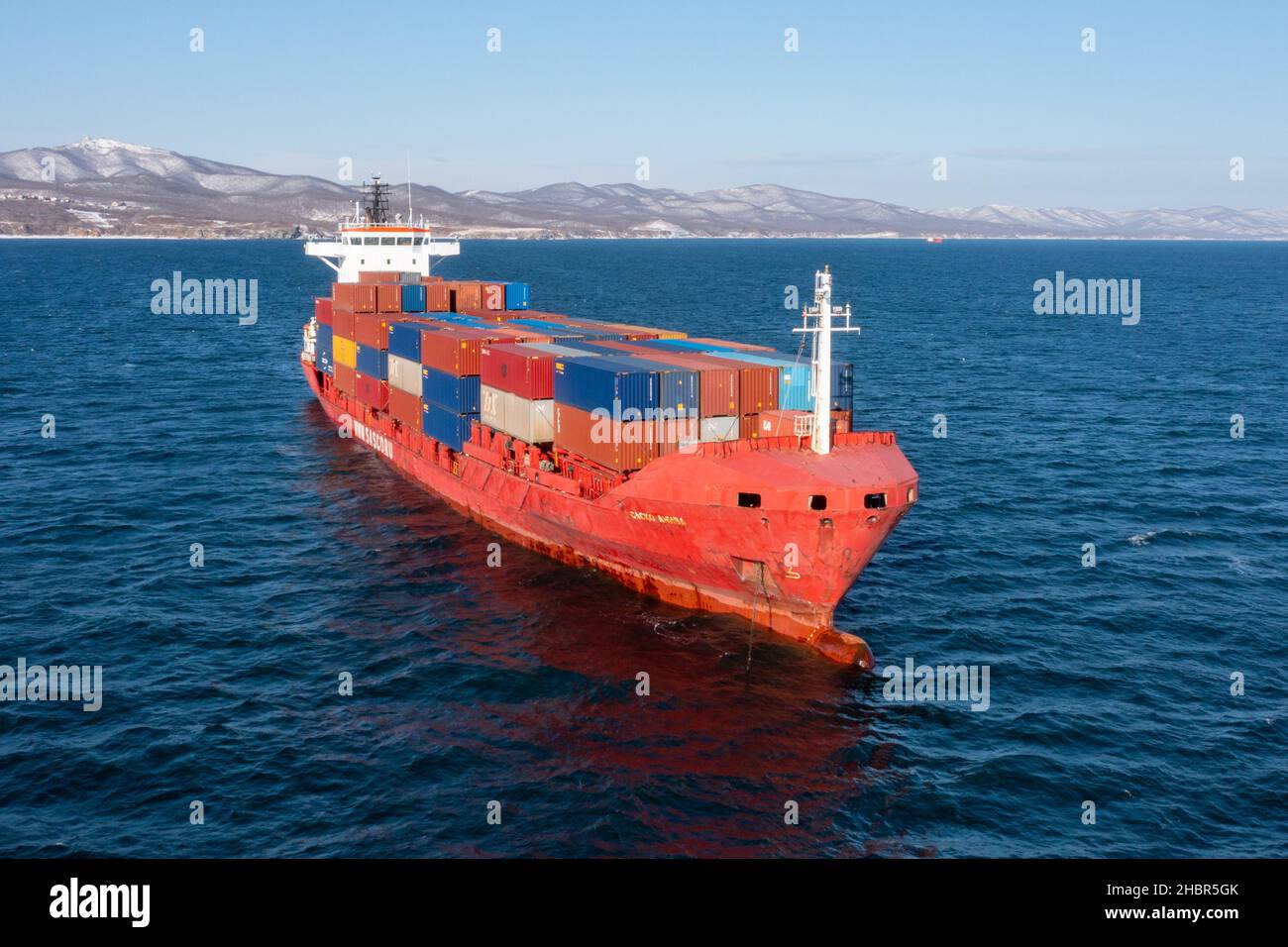 Vladivostok, Russie - 2 décembre 2021:vue de dessus d'un bateau à conteneurs en mer. Banque D'Images