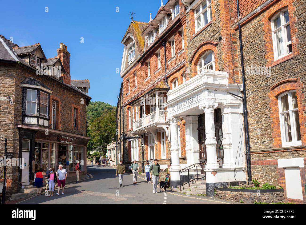 Lynton Devon Lynton touristes marchant devant les boutiques de cadeaux et la Vallée des Rocks Hôtel Lee Road Lynton Devon Angleterre GB Europe Banque D'Images