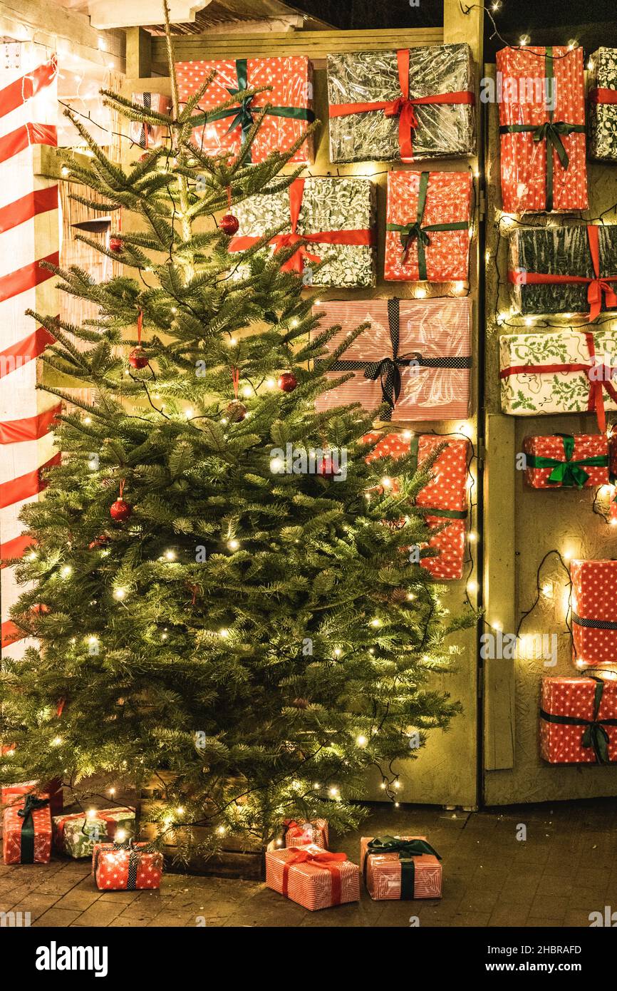 Un sapin de Noël décoré avec des boîtes cadeau enveloppées autour Banque D'Images