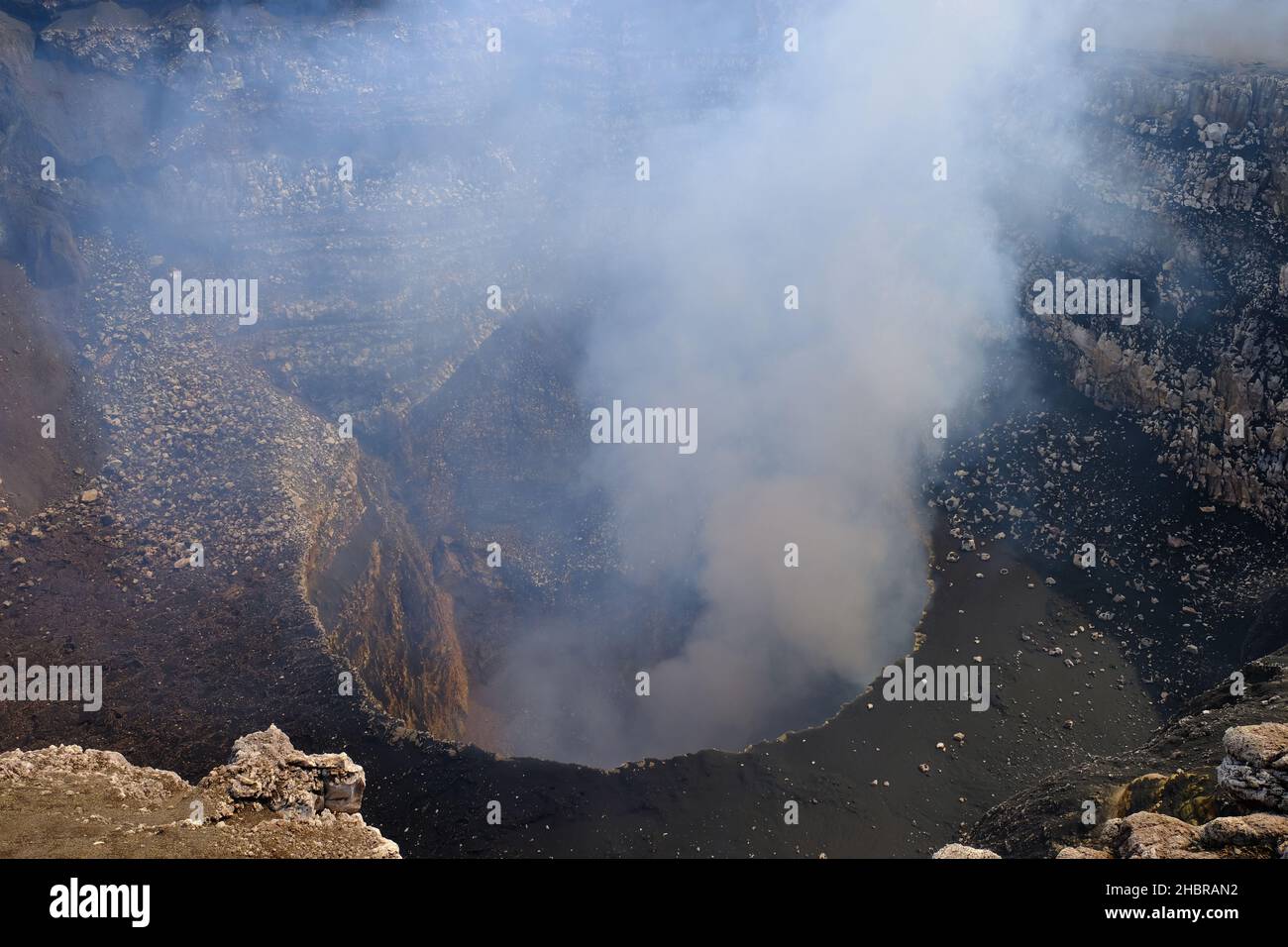 Volcan Masaya du Nicaragua - volcan Masaya - Caldera avec un lac de lave intérieur - cratère de Santiago Banque D'Images