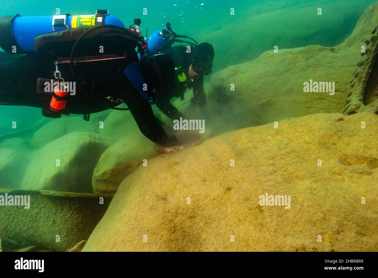 Munising, MI -14th août 2021 : deux plongeurs DE PLONGÉE nettoiant une toilette sous-marine Banque D'Images