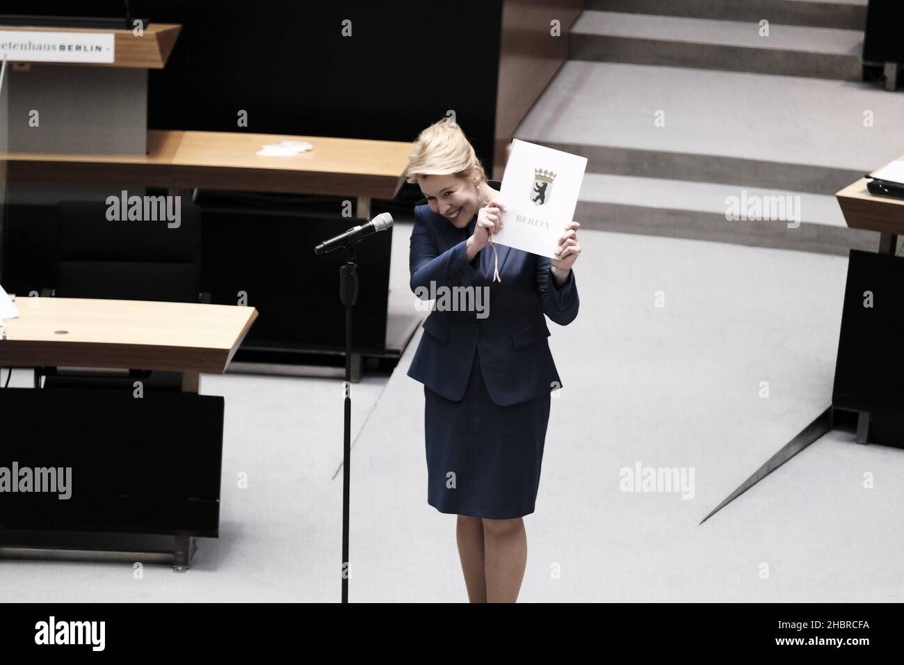 Berlin, Allemagne.21st décembre 2021.Berlin, DEU, 21.Décembre 2021.Election et inauguration du nouveau maire de Berlin, Franziska Giffey.Elle est élue par l'Abgeordnetenhaus Berlin (Sénat de l'État) puis assermentée.FRANZISKA GIFFEY sourit, alors qu'elle pose avec le certificat d'inauguration.(Credit image: © Ralph Pache/PRESSCOV via ZUMA Press Wire) Banque D'Images