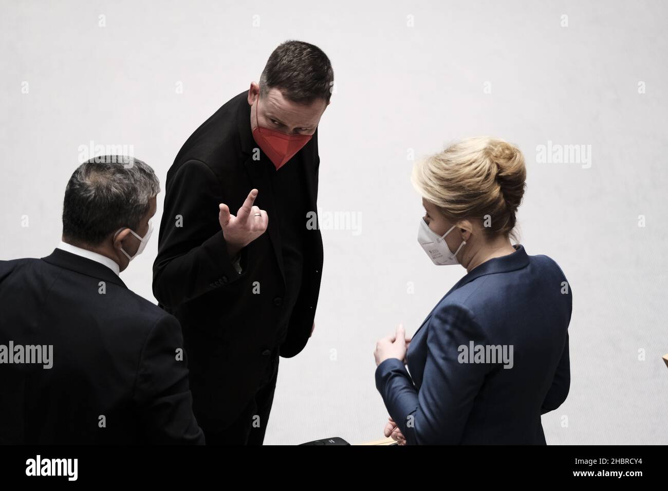 Berlin, Allemagne.21st décembre 2021.Berlin, DEU, 21.Décembre 2021.Election et inauguration du nouveau maire de Berlin, FRANZISKA GIFFEY.Elle est élue par l'Abgeordnetenhaus Berlin (Sénat de l'État) puis assermentée.KLAUS LEDERER (LINKE) parle à RAED SALEH (SPD) et FRANZISKA GIFFEY (Credit image: © Ralph Pache/PRESSCOV via ZUMA Press Wire) Banque D'Images