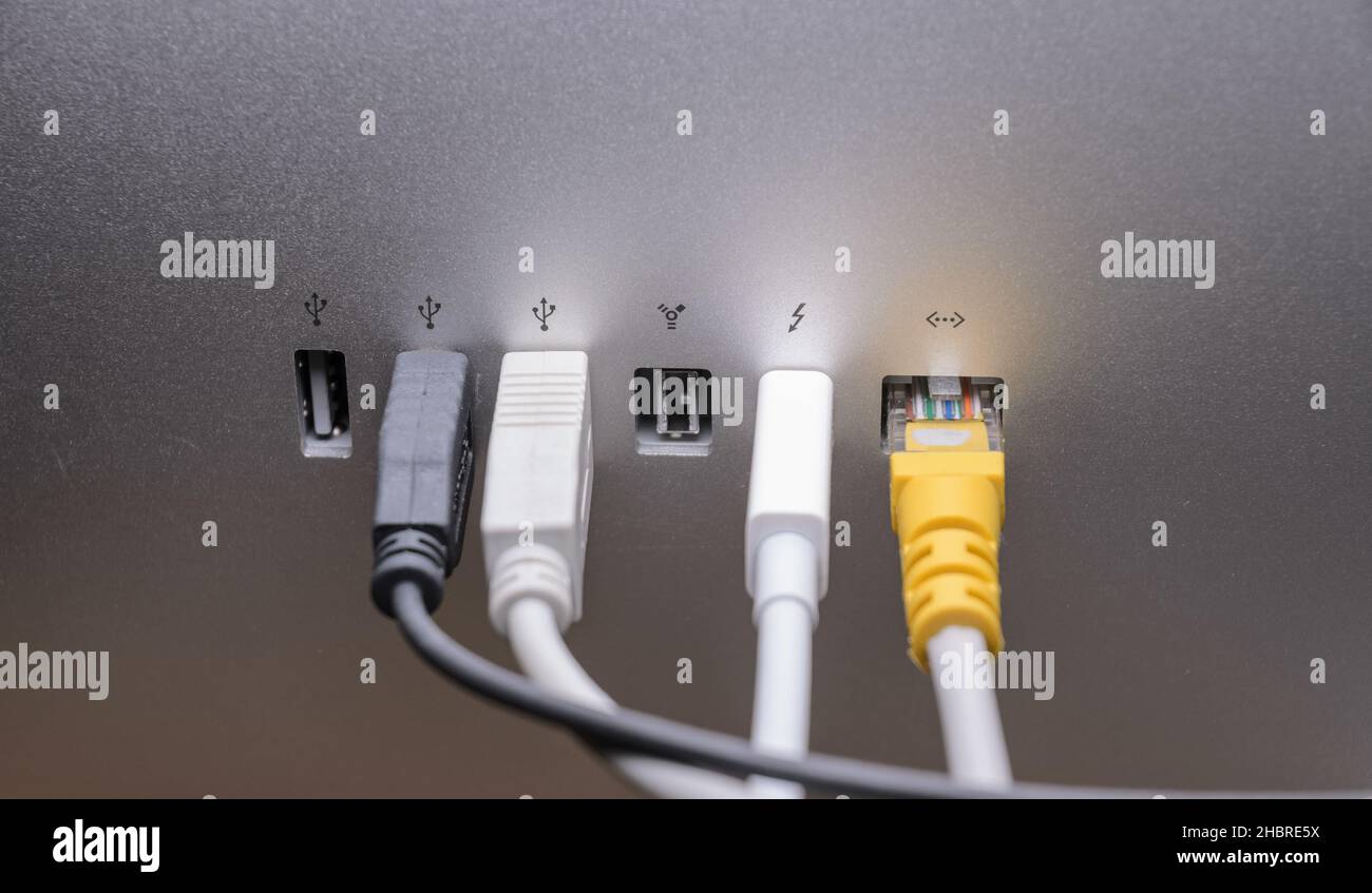 Câbles USB, Thunderbolt et Ethernet connectés aux ports situés à l'arrière  d'un écran Apple Thunderbolt Display, vue rapprochée Photo Stock - Alamy