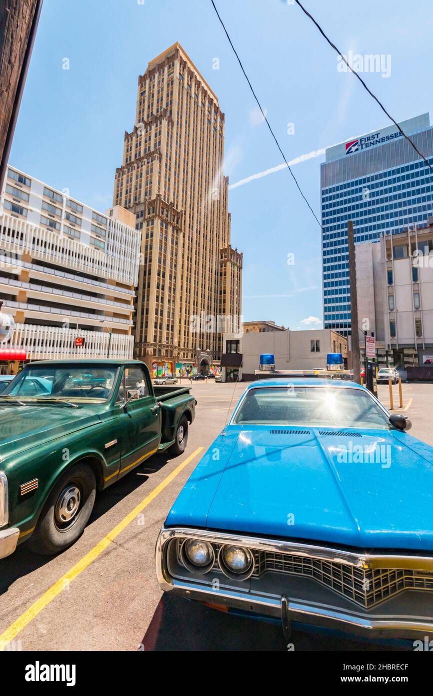 Voiture américaine vintage utilisée pour filmer des séries télévisées sur le parking de Memphis, Tennessee, États-Unis Banque D'Images