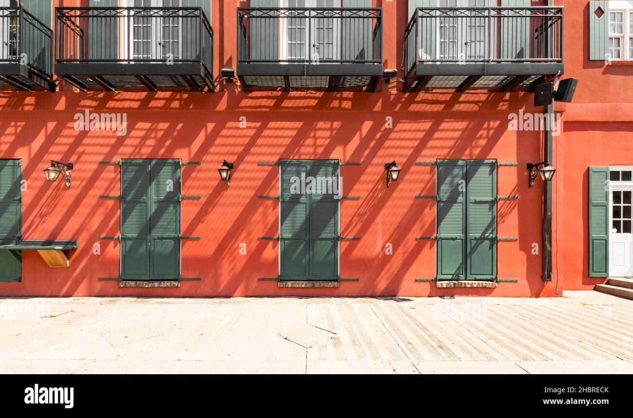 Portes à volets verts contre des murs orange-bruns avec des ombres diagonales abstraites à Memphis Tennessee Banque D'Images
