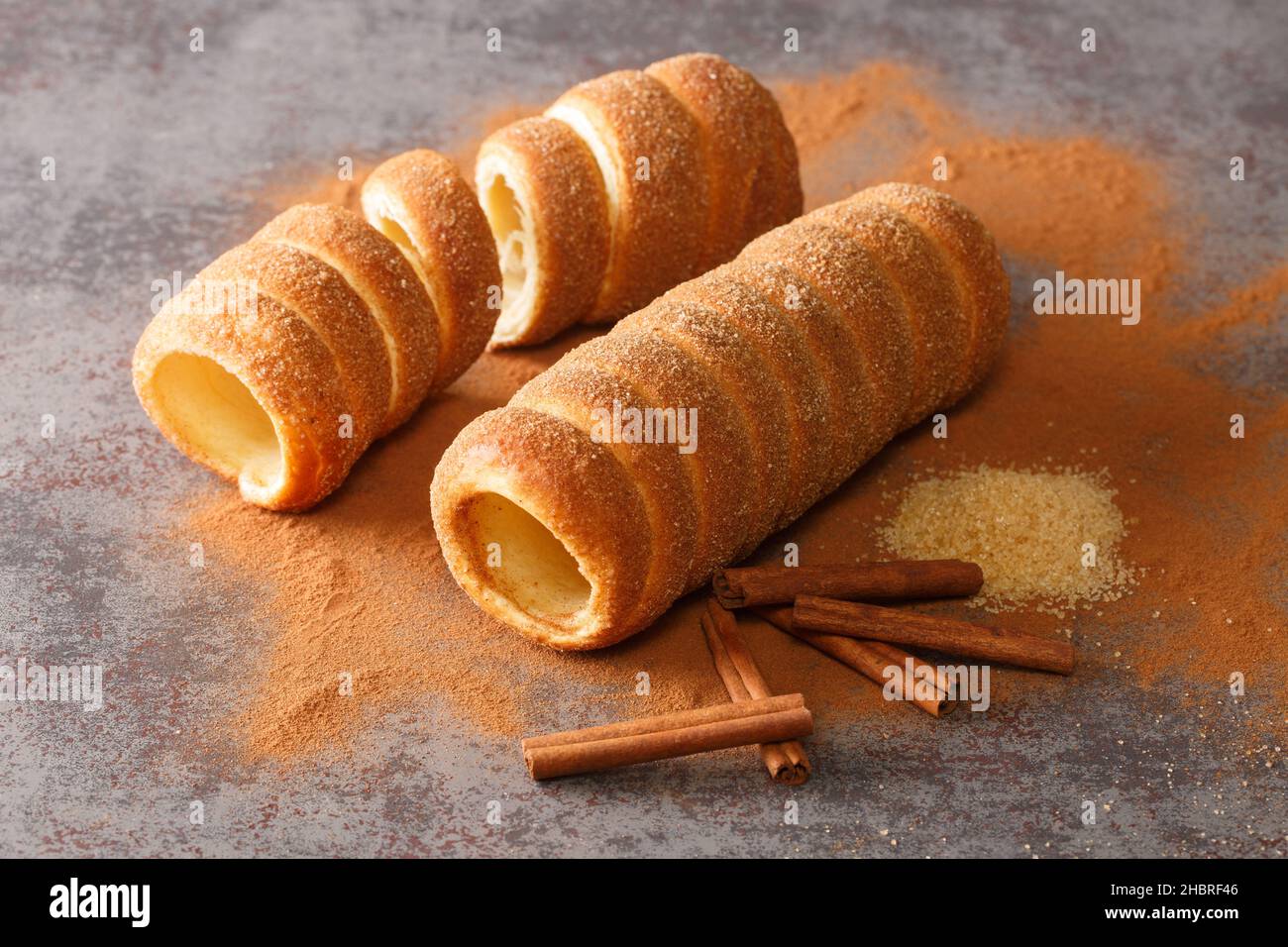 Trdelnik Tchèque est une sorte de gâteau de broche il est fait à partir de  pâte roulé qui est enveloppé autour d'un bâton, puis grillé et recouvert de  sucre et de la