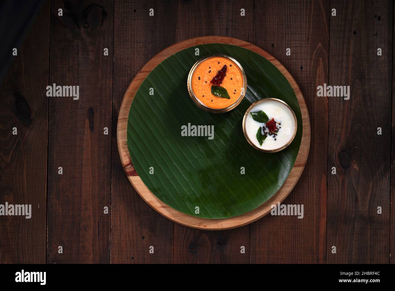 Chutney de noix de coco, curry principal sud-indien pour le petit déjeuner qui est assaisonné avec de la moutarde, des feuilles froides et de curry. Banque D'Images