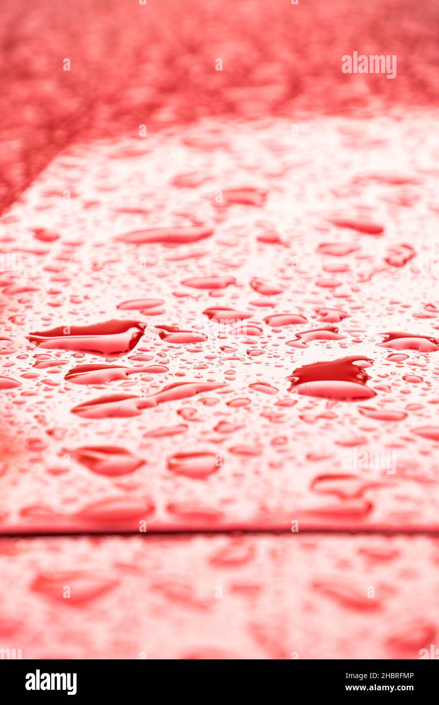 Une petite pluie tombe sur une voiture rouge.Juan Lacaze, Colonia, Uruguay Banque D'Images