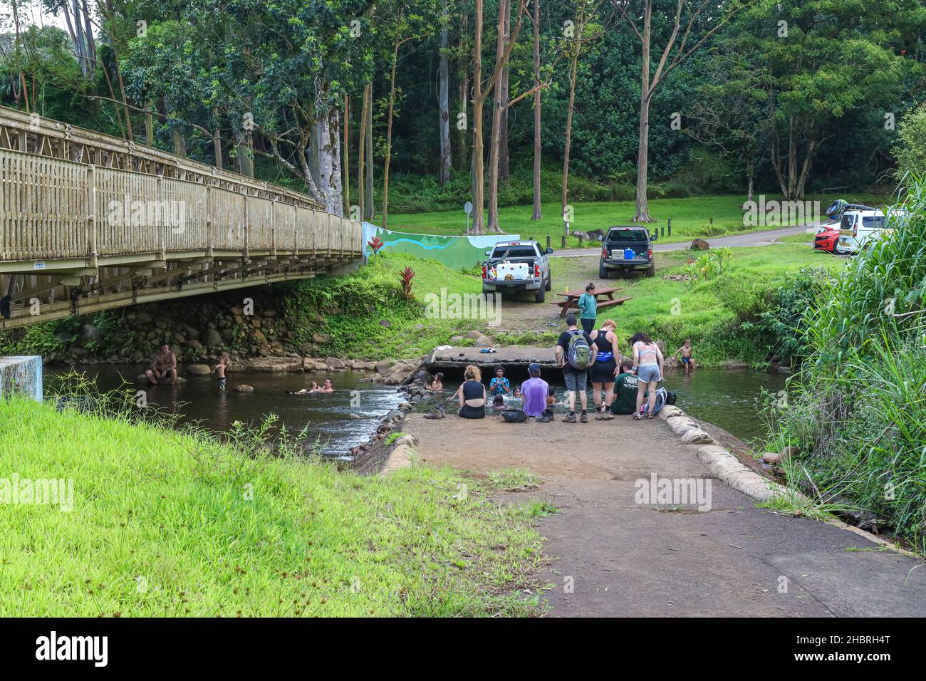 Foule au trou de natation Keahua Arboretum Banque D'Images
