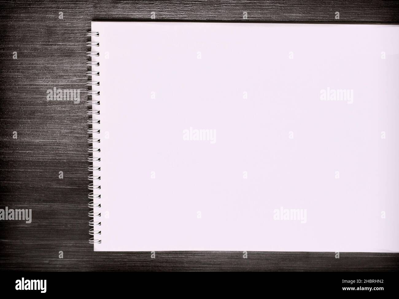 Bloc-notes vierge pour dessiner avec des pages blanches isolées sur un bureau en bois Banque D'Images