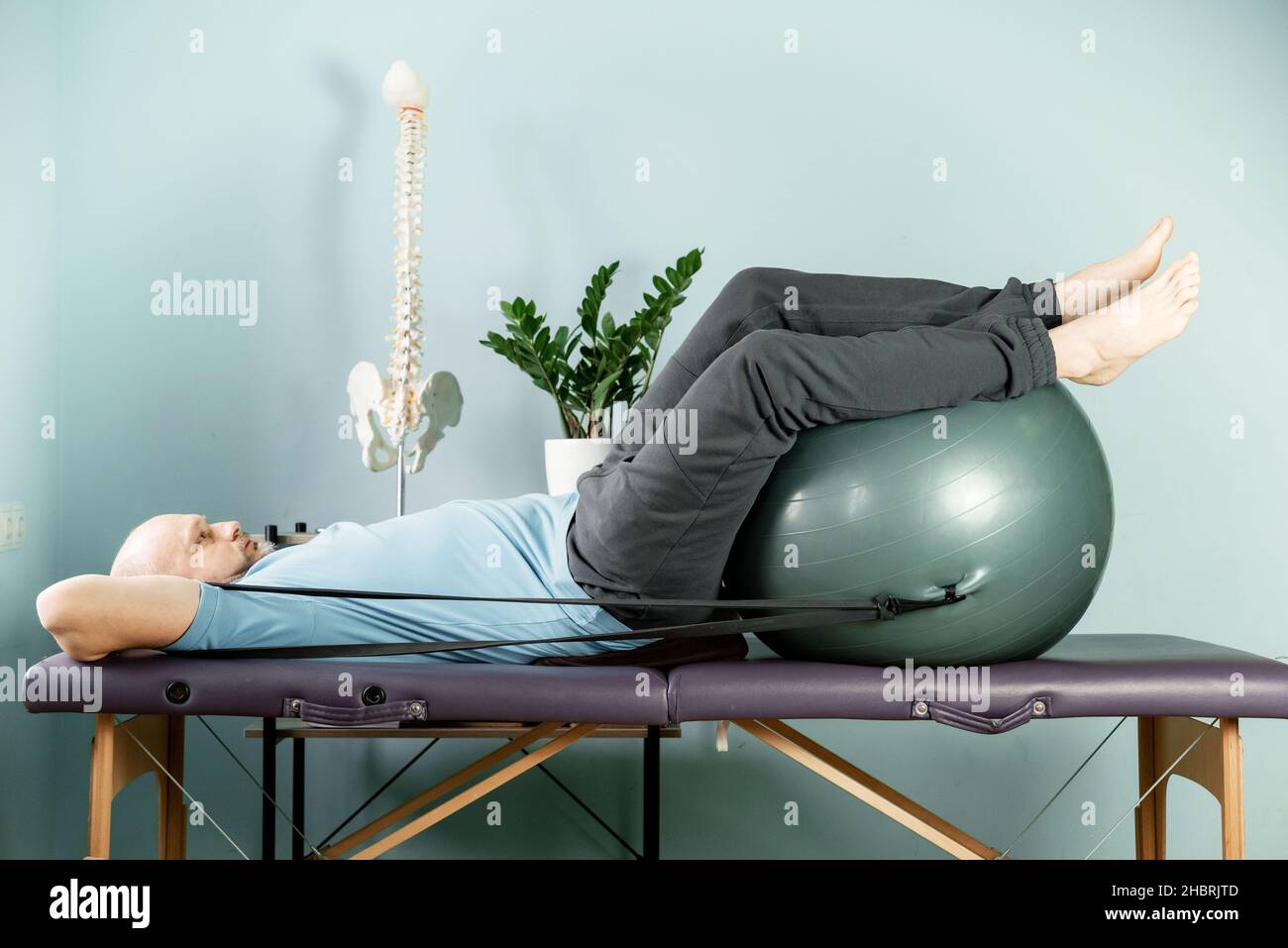 Exercices de rotation sur le ballon de fitness avec des bandes de résistance en position de repos constructive Banque D'Images