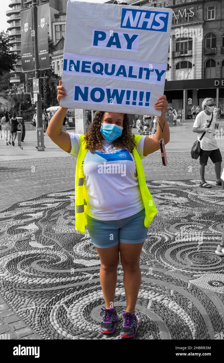 Le NHS Pay inégalité signe à la manifestation organisée par les travailleurs de Dorset NHS dire « non » aux inégalités du secteur public à Bournemouth, Dorset au Royaume-Uni Banque D'Images