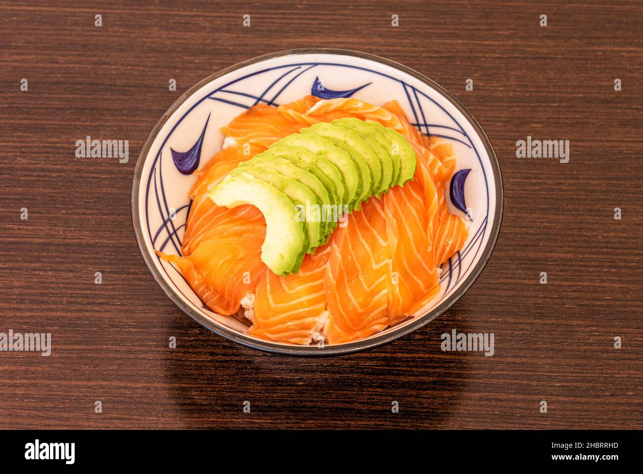 Le saumon chirashi est un symbole de la cuisine japonaise.Un des joyaux gastronomiques qui se distingue par une façon de préparer la nourriture ancestrale, à l'exception Banque D'Images