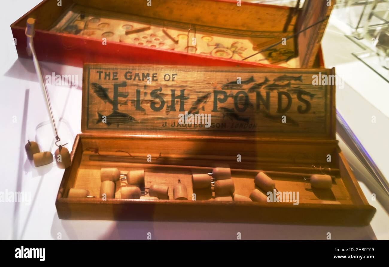 Rochester, New York, Etats-Unis.16 décembre 2021.The Game of Fish Ponds, vers 1880, Londres, exposé au Strong National Museum of Play de Rochester Banque D'Images